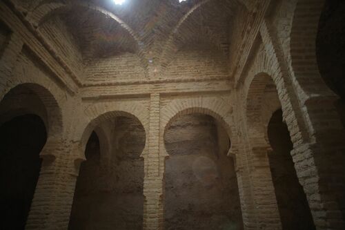 La sala templada del hammam del alcázar de Jerez con la bóveda del espacio central