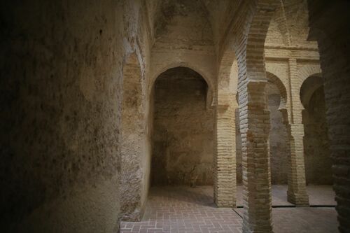 Galería perimetral de la sala templada de hammam del alcázar de Jerez