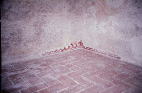 Restos de la decoración parietal de la sala caliente del hammam del alcázar de Jerez