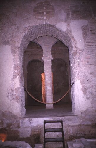 La sala caliente y la sala templada desde el emplazamiento de la caldera y el hogar del baño del alcázar de Jerez