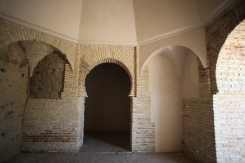 Interior de la qubba palatina del alcázar de Jerez con el arco de acceso a una de las alcobas