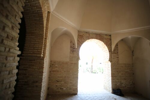 Interior de la qubba palatina del alcázar de Jerez con el arco de acceso a la misma