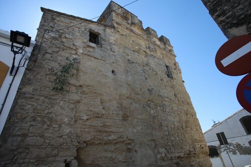 Torre del sector norte del recinto amurallado de Jerez en la calle del Muro vista desde el este