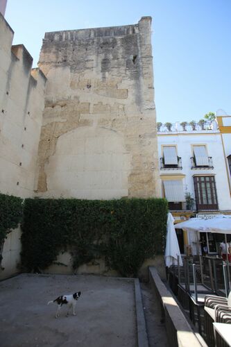 Torre del recinto amurallado de Jerez en la calle Porvera
