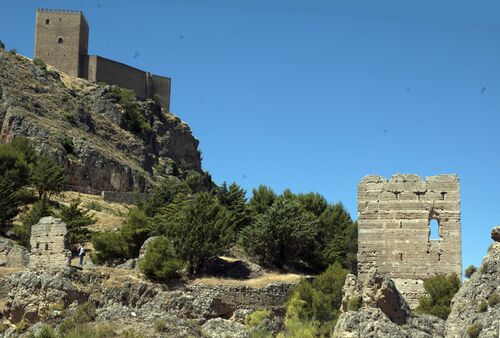 Torre y recinto de Góntar al pie del castillo de Segura de la Sierra