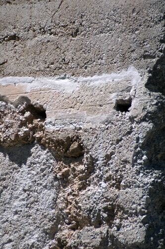 Detalle de las falsa juntas en la Torre de Góntar en Segura de la Sierra