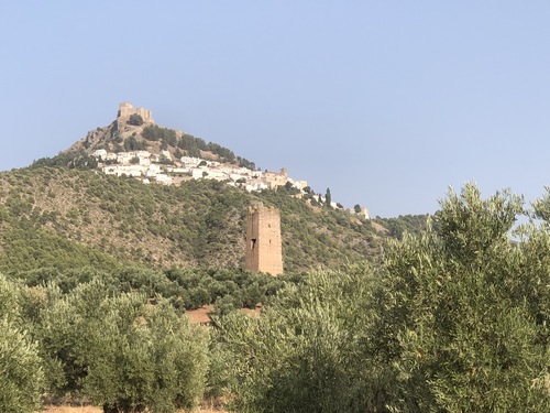 La torre norte de Santa Catalina con el castillo de Segura