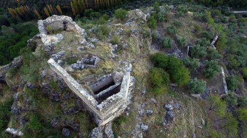 Vista aérea del recinto superior del castillo de la Espinareda con sus dos aljibes