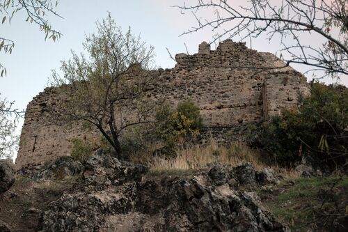 Lienza de muralla del recinto exteriro del castillo de la Espinareda