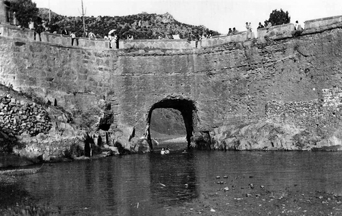 Fotografía del desaparecido puente-presa de La Puerta de Segura (c. 1920)