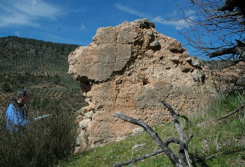 Restos de  muro de tapia en la fortificación de la Fuente de la Torre