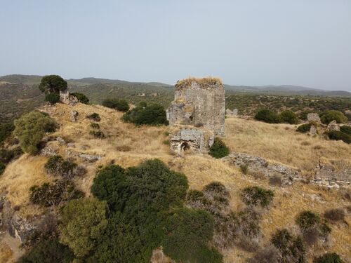 Vista aérea del castillo de Setefilla desde el oeste