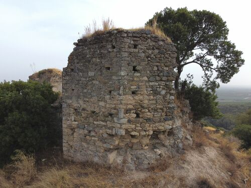 Vista de la torre octogonal del castillo de Setefilla desde el noreste