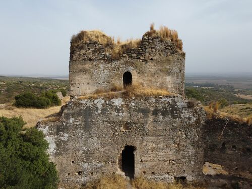 Vista de la torre del homenaje del castillo de Setefilla desde el noroeste