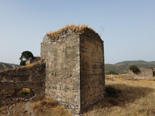 Vista de la torre del homenaje del castillo de Setefilla desde el sur