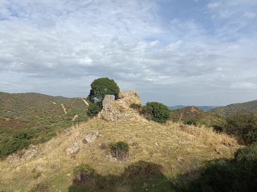 Vista de la torre octogonal del castillo de Setefilla desde la torre del homenaje