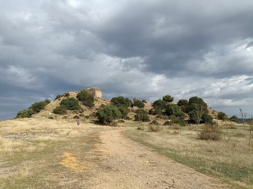 Vista de la castillo, antigua alcazaba, de Setefilla desde la ermita