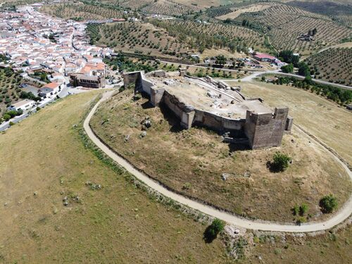 Vista aérea del castillo de Montemolín desde el norte