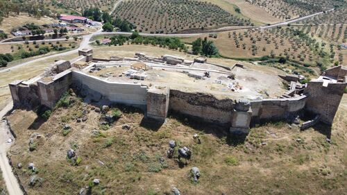 Vista aérea del castillo de Montemolín desde el noreste
