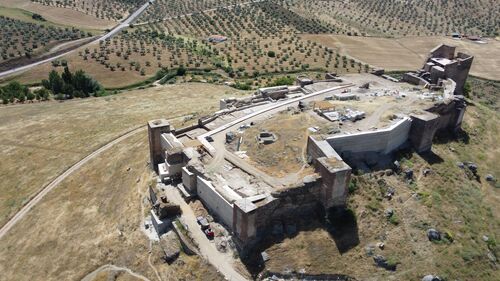 Vista aérea del castillo de Montemolín desde el este