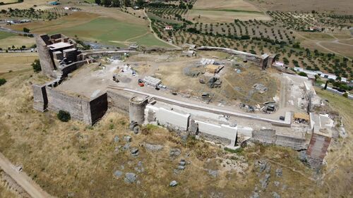 Vista aérea del castillo de Montemolín desde el suroeste
