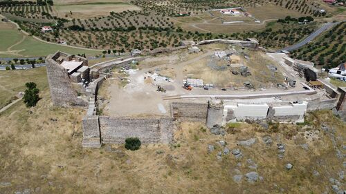 Vista aérea del castillo de Montemolín desde el suroeste