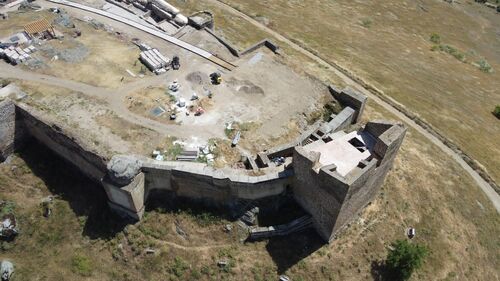 Vista aérea de la torre del homenaje del castillo de Montemolín desde el norte