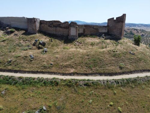 Lienzo noreste del castillo de Montemolín 