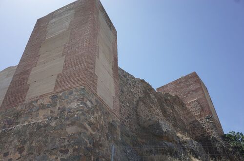 Torre del ángulo este del castillo de Montemolín desde su pie