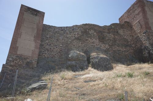 Detalle de la muralla del castillo de Montemolín junto a la torre del ángulo este