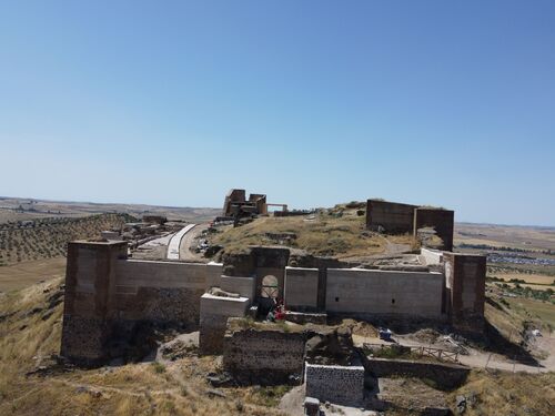 Frente surete del castillo de Montemolín con la puerta de acceso