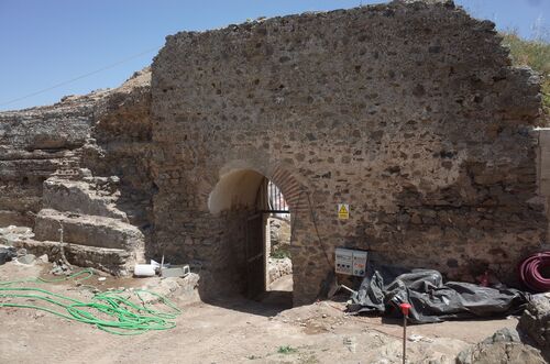 Vista interior de la puerta de acceso al recinto del castillo de Montemolín