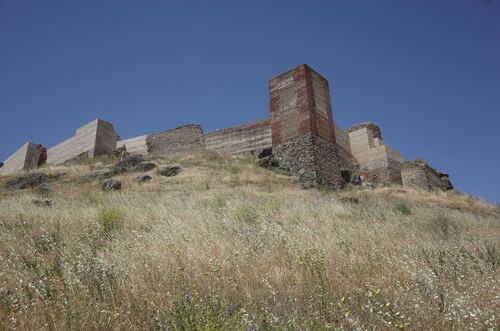 Vista del castillo de Montemolín desde el camino de acceso por el sur