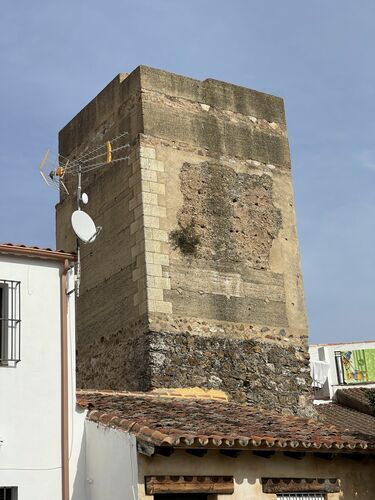 Fachada sur de la torre de las Harinas de Zufre