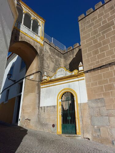 Vista exterior del acceso actual a la puerta del Temple de Elvas