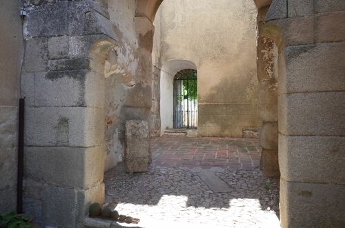 Jambas del arco exterior de la puerta del Temple de Elvas