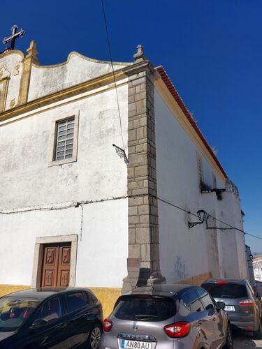 Vista exterior del ángulo sur de la iglesia de Santa María de Alcáçova de Elvas