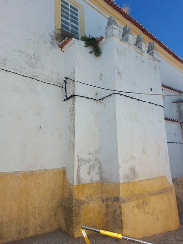 El cuerpo del mihrab sobresaliendo del muro sureste de la iglesia de Santa María de Alcáçova de Elvas