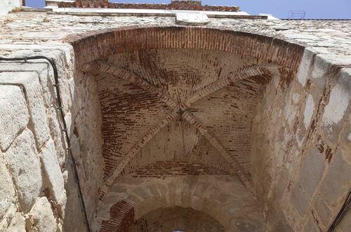 Bóveda cristiana entre las torre de flanqueo de la puerta del Mirador de la alcazaba de Elvas