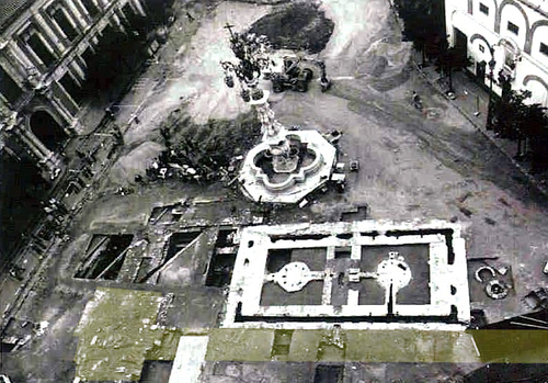 Vista de la excavación de la Plaza de la Virgen de los Reyes con los restos de la mīḍāʾa de la aljama de Sevilla