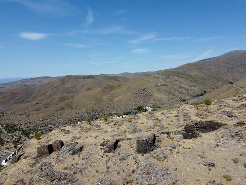 Vista de la muralla oriental del sur del recinto de la alcazaba de Velefique