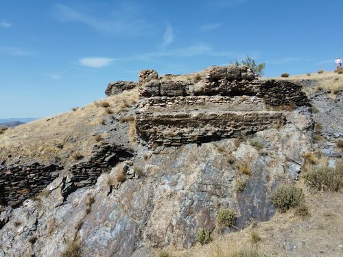 Detalle de la torre de tapia de la alcazaba de Velefique