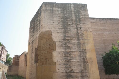 Vista de la torre del ángulo noroeste de la muralla septentrional del recinto almohade de la alcazaba de Córdoba