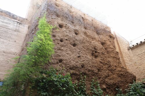 Restos de una torre del lienzo suroeste de la muralla del recinto almohade de la alcazaba de Córdoba