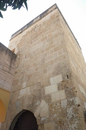 Vista de la torre-puerta de Belén en el lienzo suroeste de la muralla del recinto almohade de la alcazaba de Córdoba