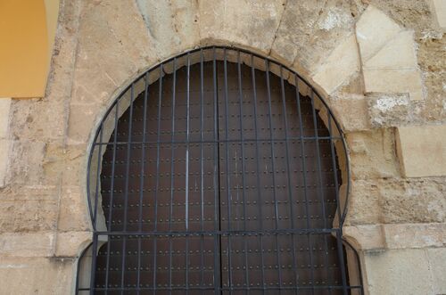 Detalle del arco exterior de la puerta de Belén en el lienzo suroeste de la la muralla del recinto almohade de la alcazaba de Córdoba