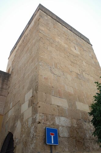 La torre de Belén de la la muralla del recinto almohade de la alcazaba de Córdoba desde el oeste