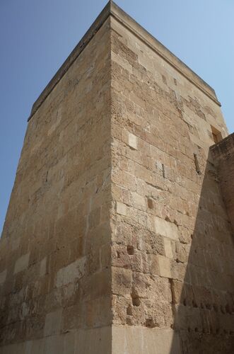 La torre de Belén de la la muralla del recinto almohade de la alcazaba de Córdoba desde el sur