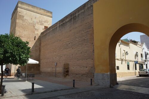 La torre de Belén y el lienzo inmediato de la la muralla del recinto almohade de la alcazaba de Córdoba vistos desde el sur