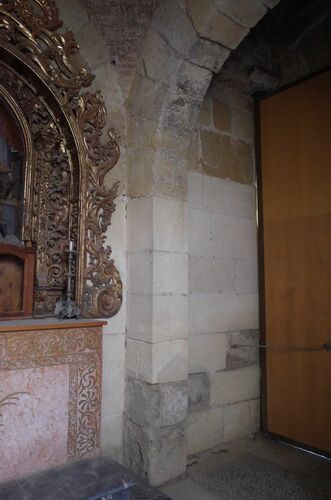 Jamba derecha del acceso exterior de la torre-puerta de Belén en Córdoba